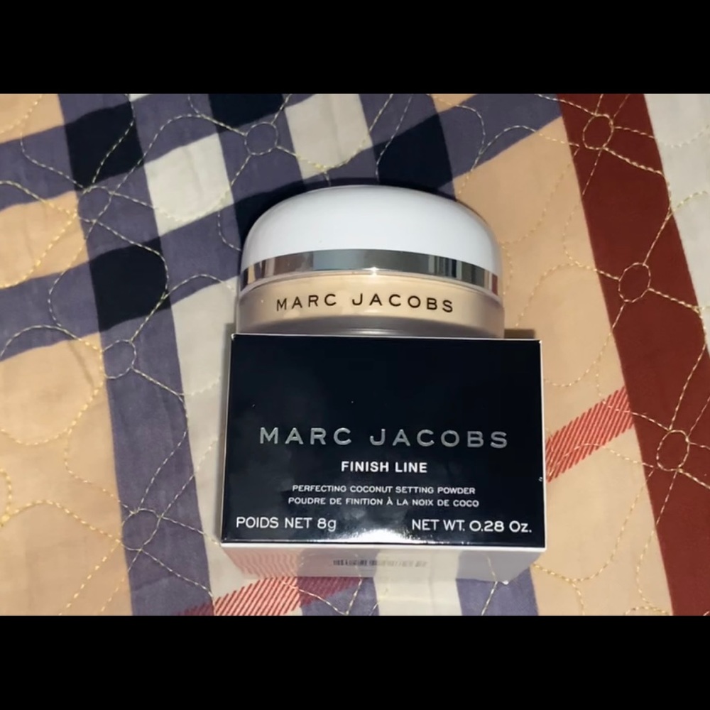 Marc Jacobs setting powder